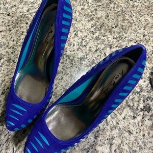 Royal Blue and turquoise heeled pump.